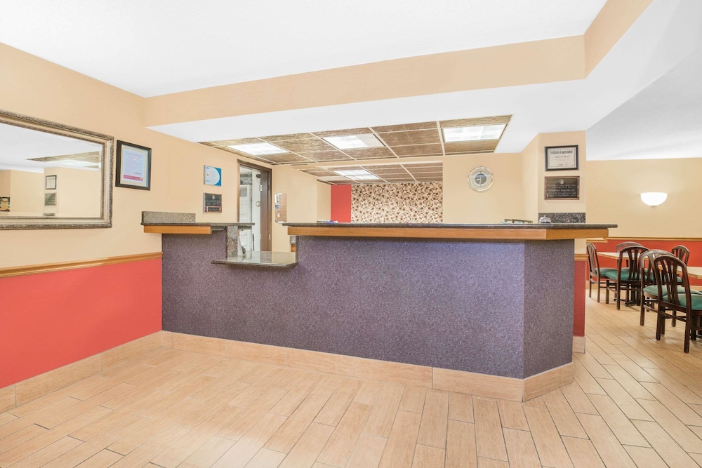 Super 8 by Wyndham Marshalltown 5/25