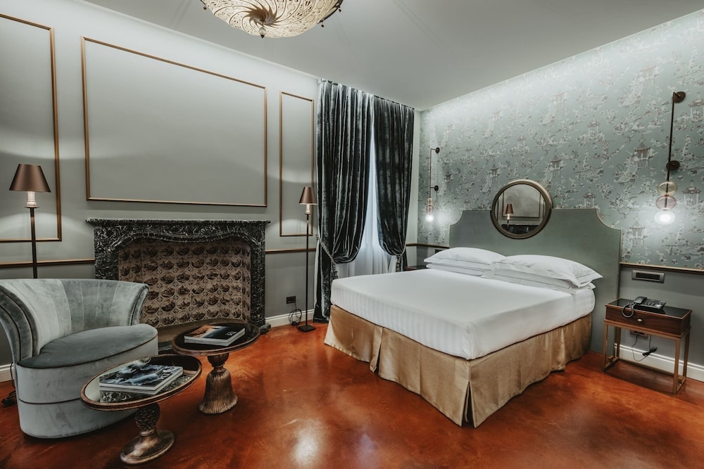 Suite, House, Queen Bed, Living Area, Terrace