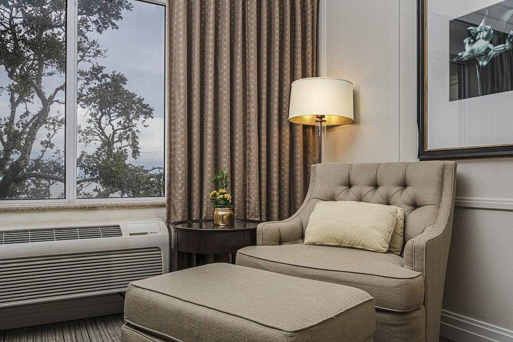 Holiday Inn Express Long Beach 44/63