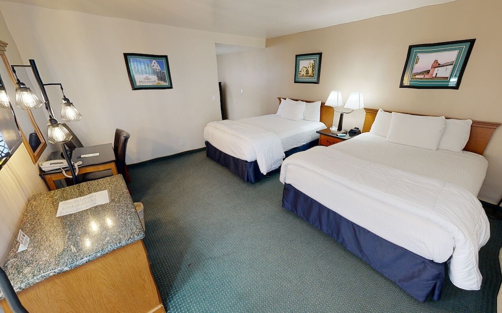 Signature, Upstairs, 2 Queen Beds, Balcony