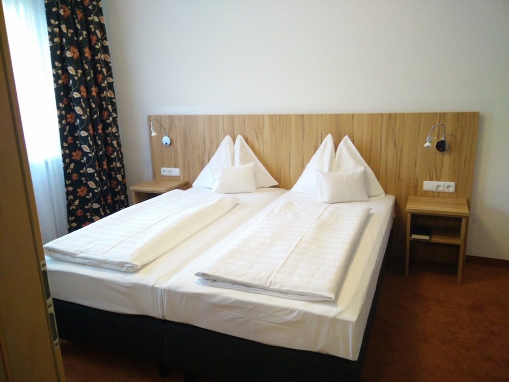 2 ROOMS, BUDGET, STUDIO
