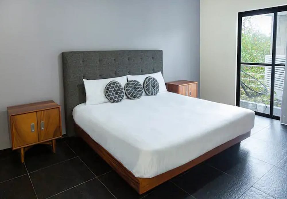 2 BEDROOMS, MASTER, SUITE