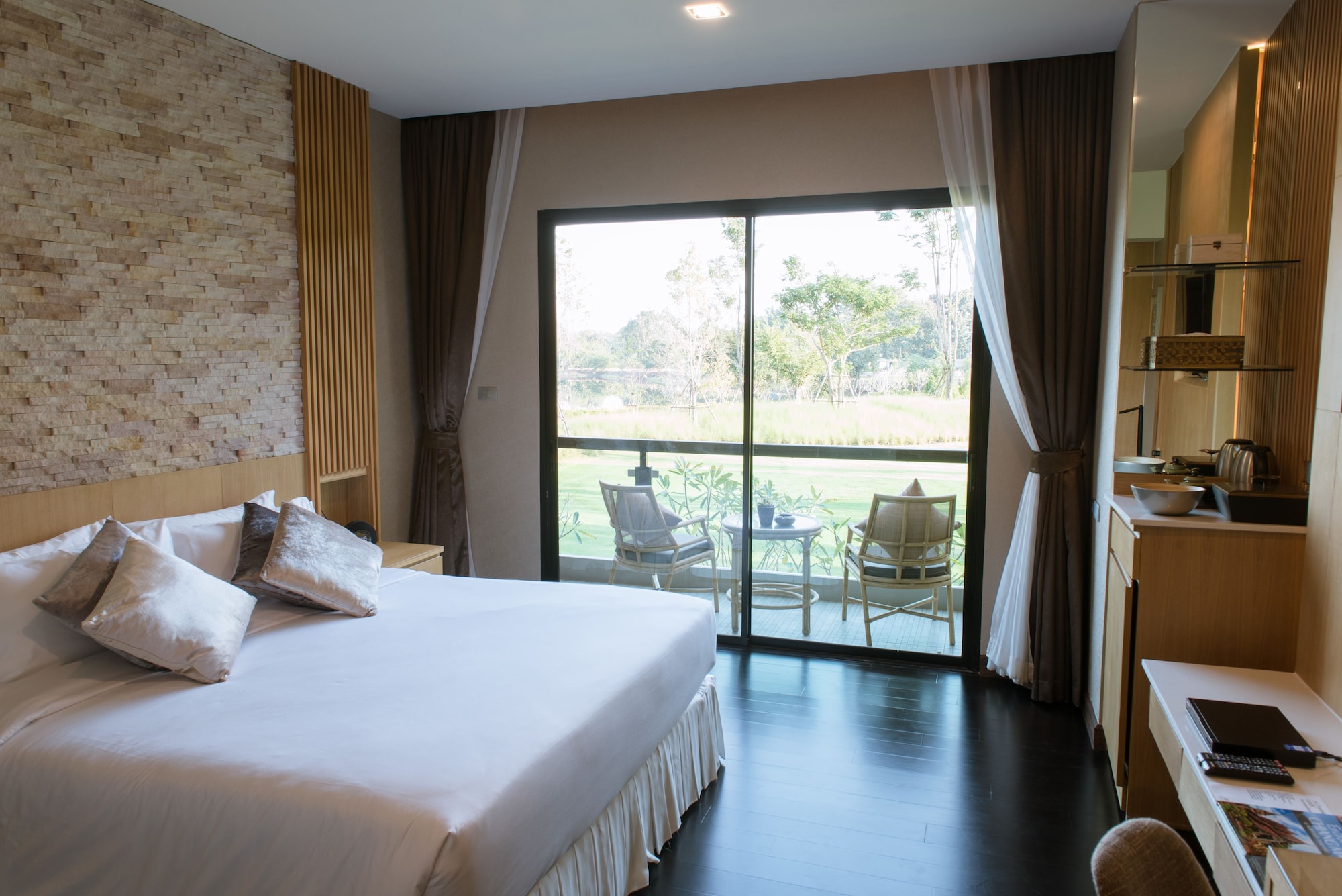 DELUXE, KING BED, BALCONY