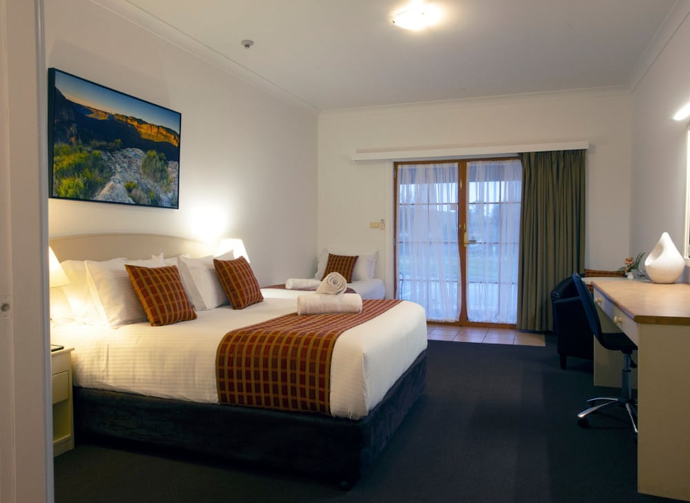 Deluxe, 1 Queen and 1 Single Bed, BOWEN INN MOTEL 2/8