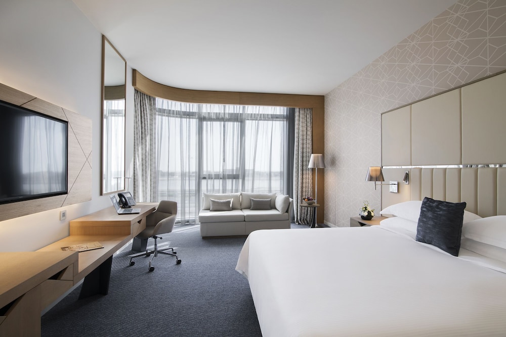 One Bedroom Suite - Club Lounge Access