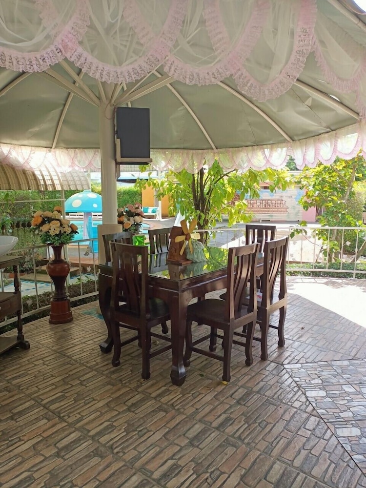 P Paradise Hotel 35/50