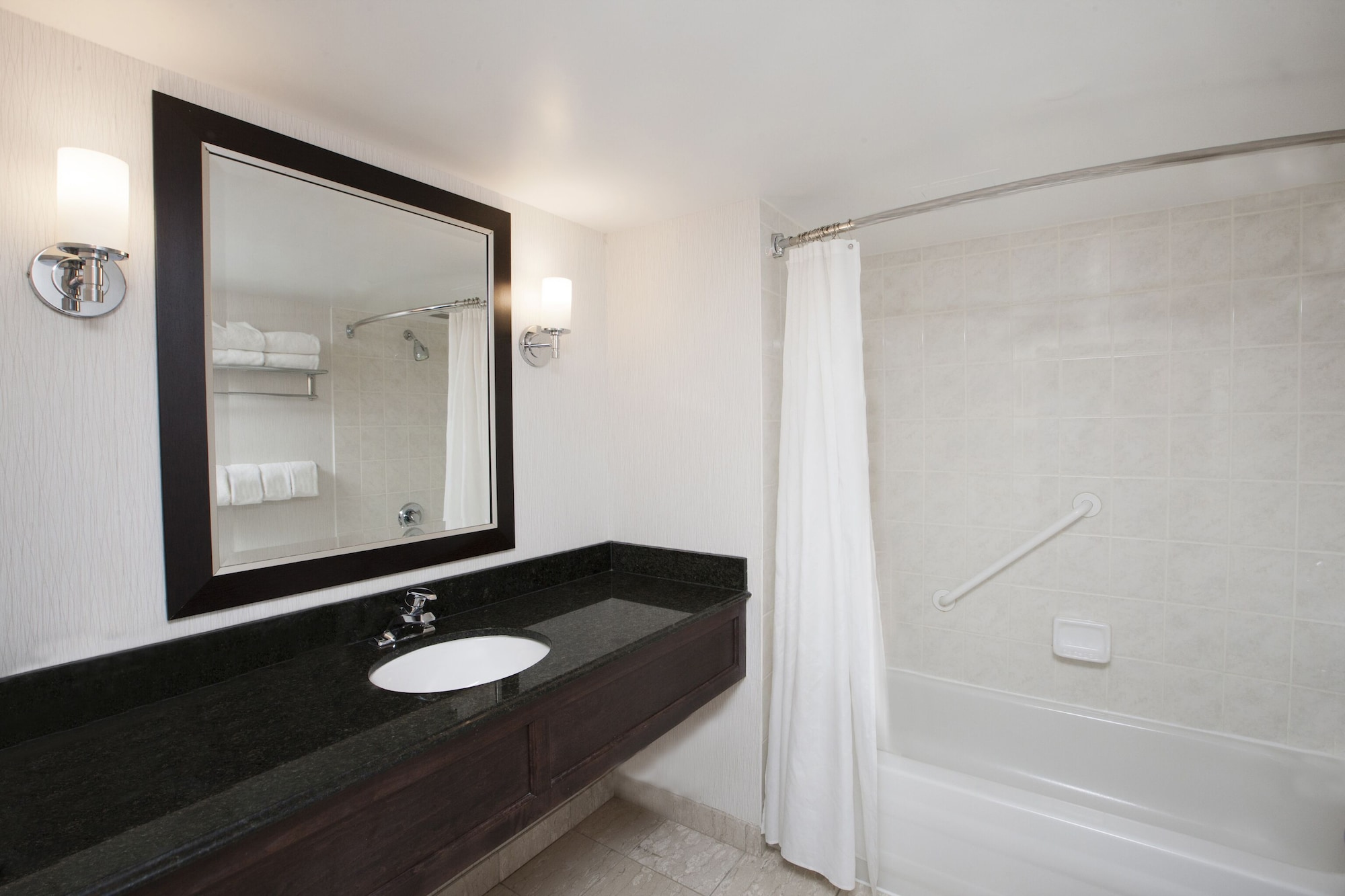 Room, 2 Queen Beds, Interior View 3/4