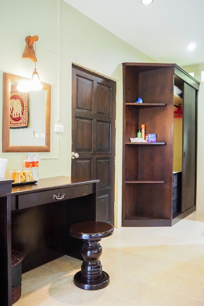 Lanta Castaway Beach Resort 7/50