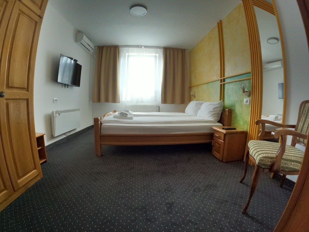 ROOM, TRIPLE