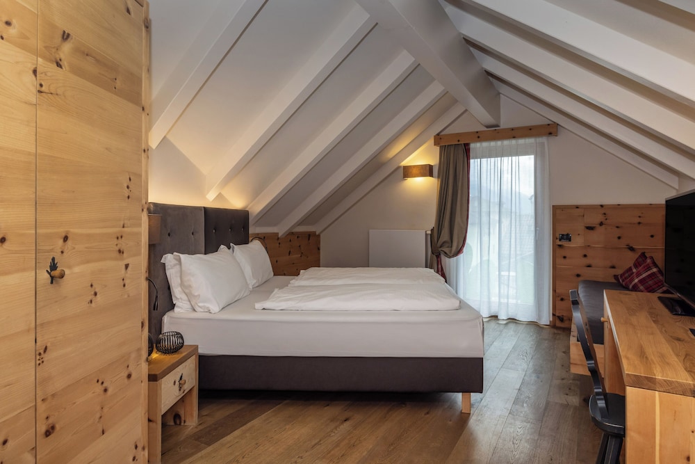 Mountain Roof, 1 King and 1 Single Beds