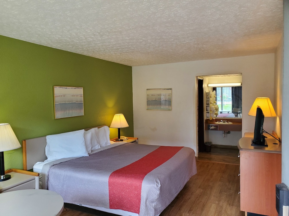 KNIGHTS INN FRANKFORT 13/24