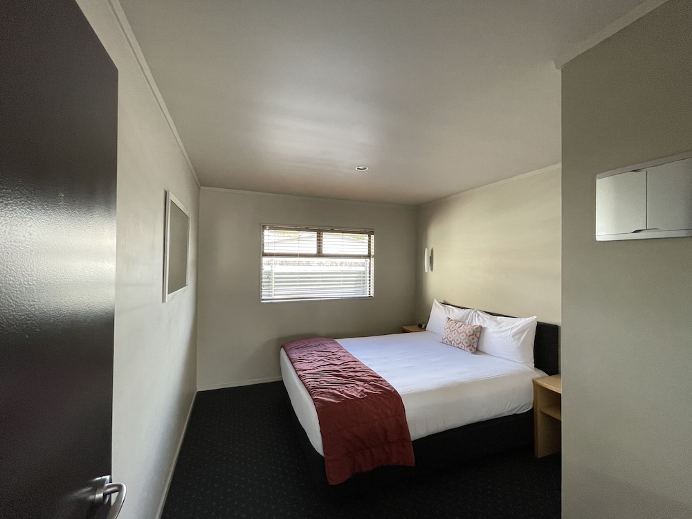 Bentleys Motor Inn 12/50