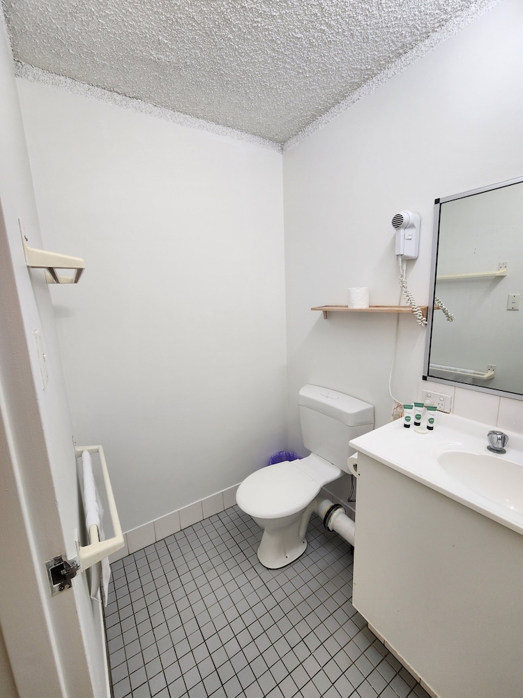 Perth City Apartment Hotel 44/46