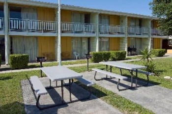 Mid Towne Inn Suites San Antonio 8/43