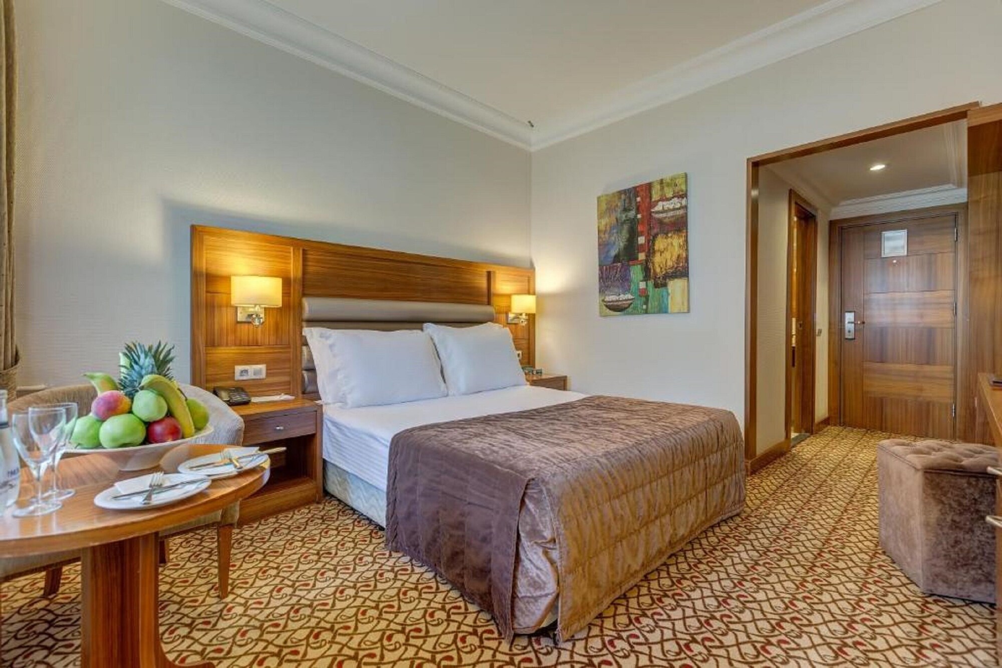 Standard, Queen Bed, Partial Lake View, Lake Side