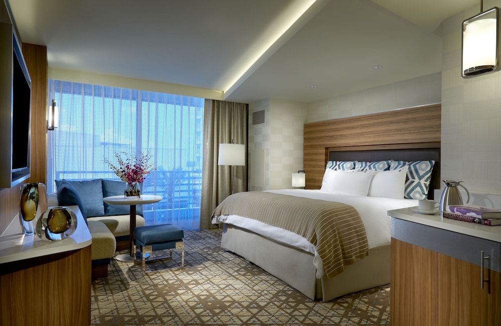 Deluxe, King Bed, Pool View, Balcony, East Tower