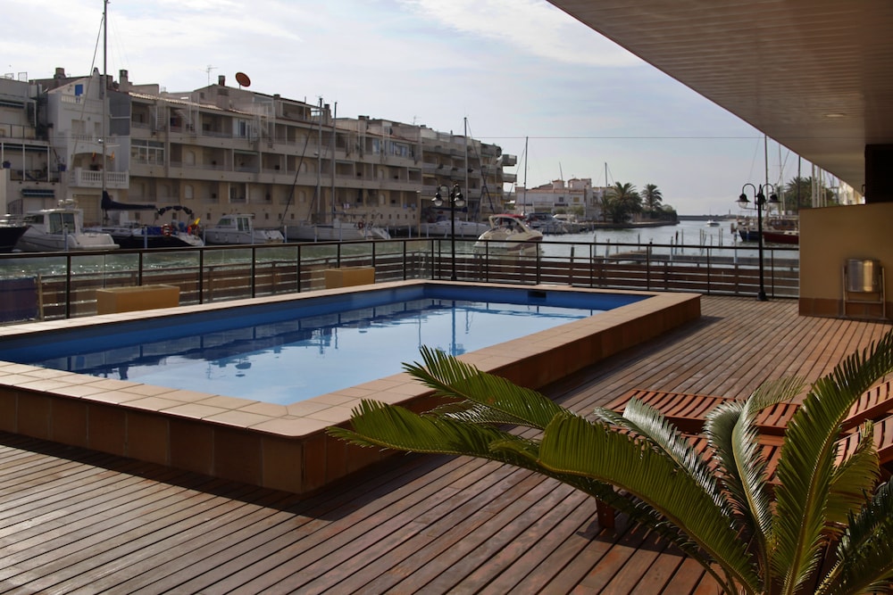 P And V Empuriabrava Marina 9/45