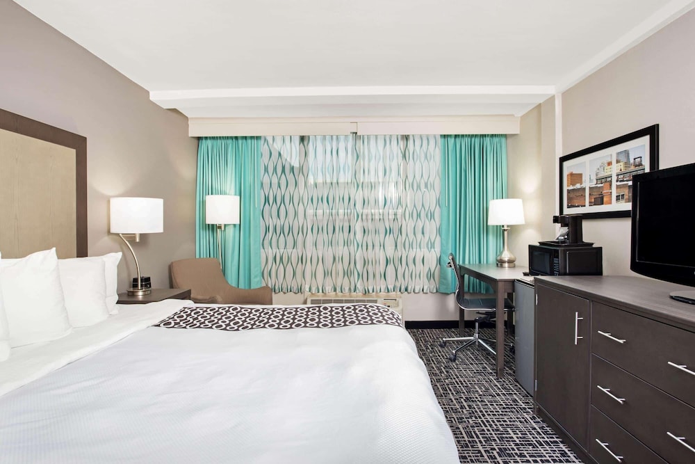 La Quinta Inn and Suites by Wyndham Indianapolis Downtown 10/50
