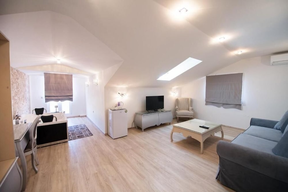 Pirofani Hotel 37/50