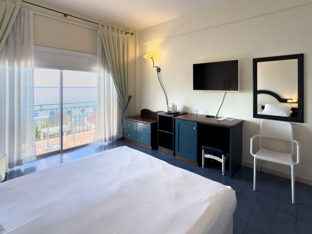 SUMMIT HOTEL 23/70