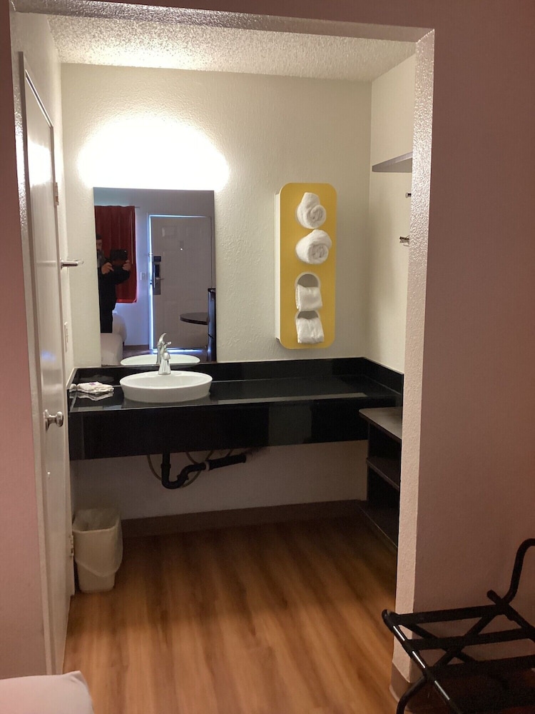 Motel6 Oakland, CA - Embarcadero 11/48