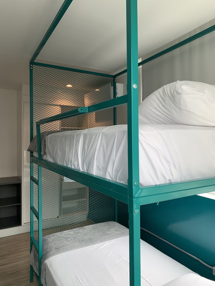 City, 3 Bunk Beds, 3 Beds
