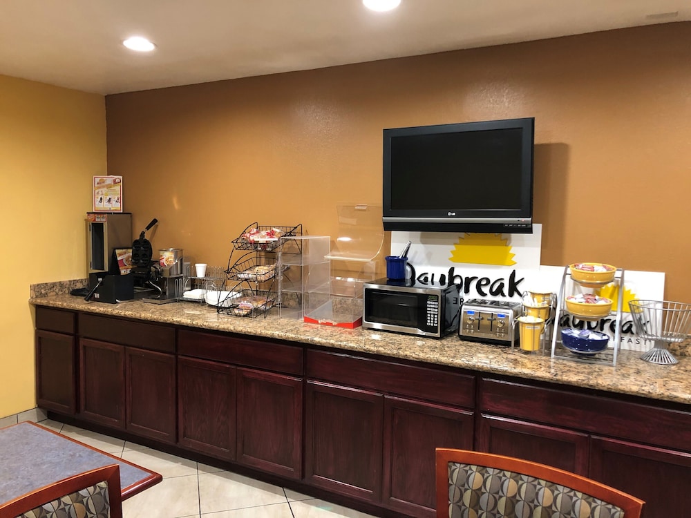 Days Inn By Wyndham Medford 18/22