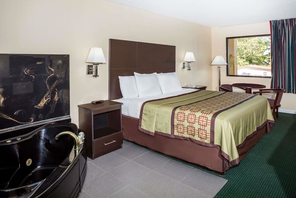 Days Inn by Wyndham Enterprise 6/26