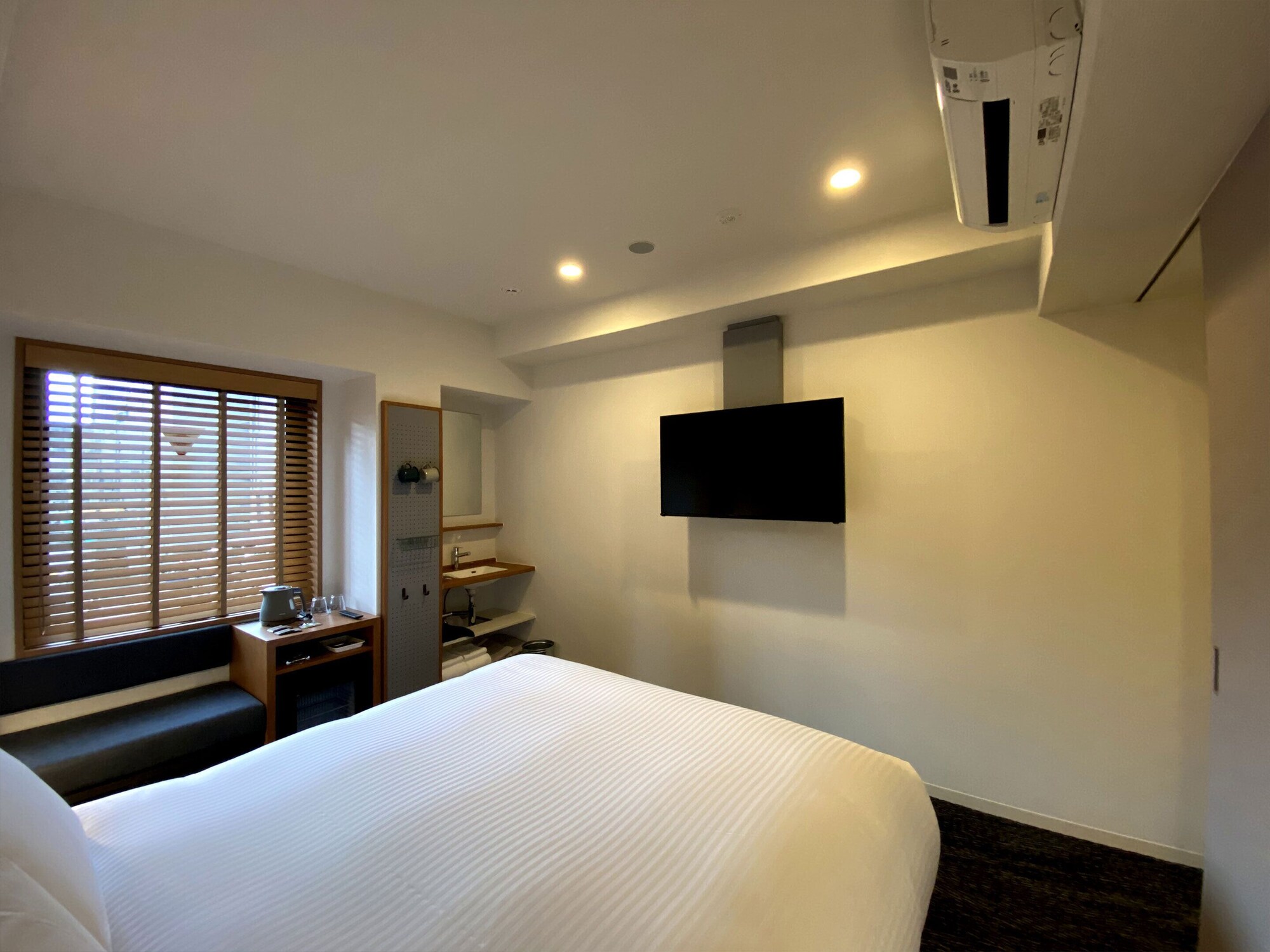 ROOM, DOUBLE BED