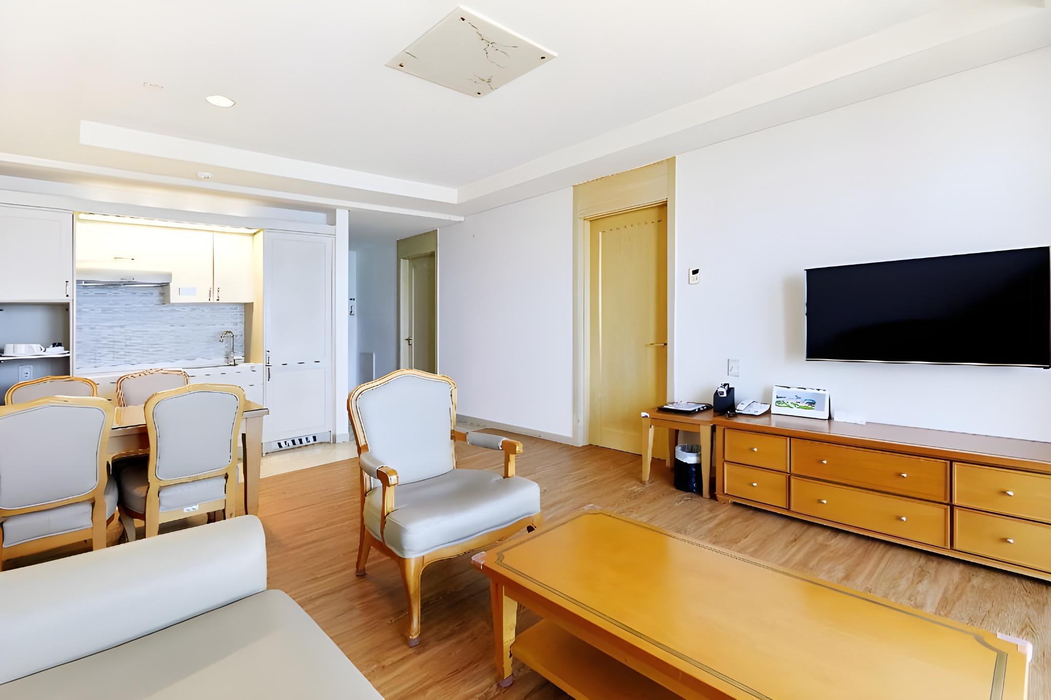 Suite, 2 Futon Beds