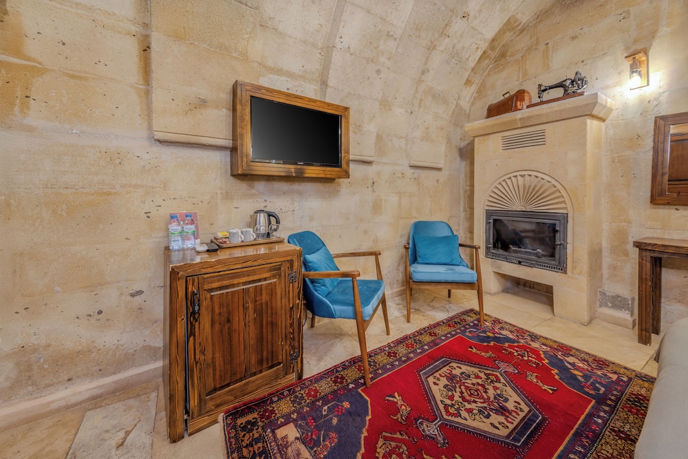 CASTLE CAVE HOUSE 5/50