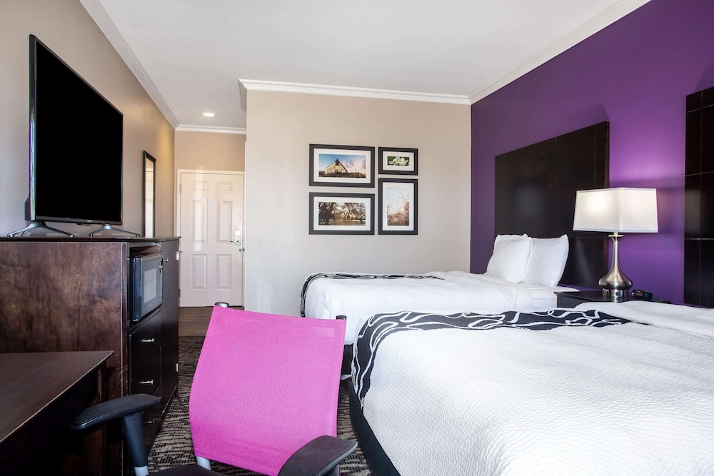 La Quinta Inn And Suites By Wyndham Columbus Tx 13/60