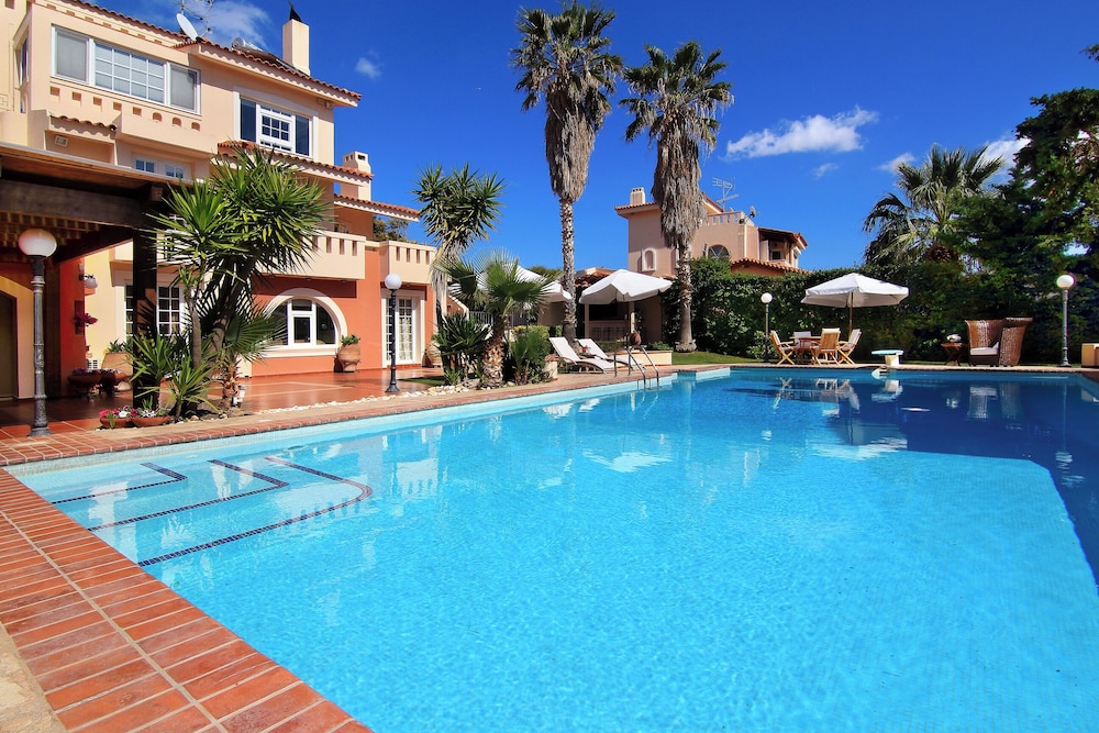 Oasis Pool House 28/50