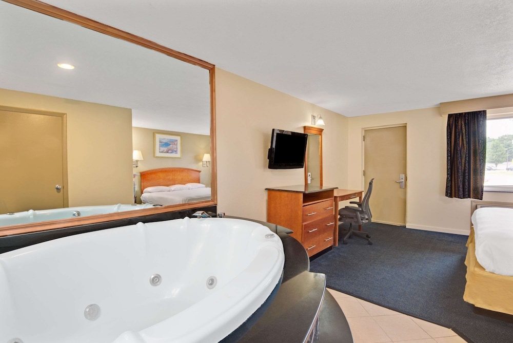 Super 8 By Wyndham Milford/New Haven 17/27