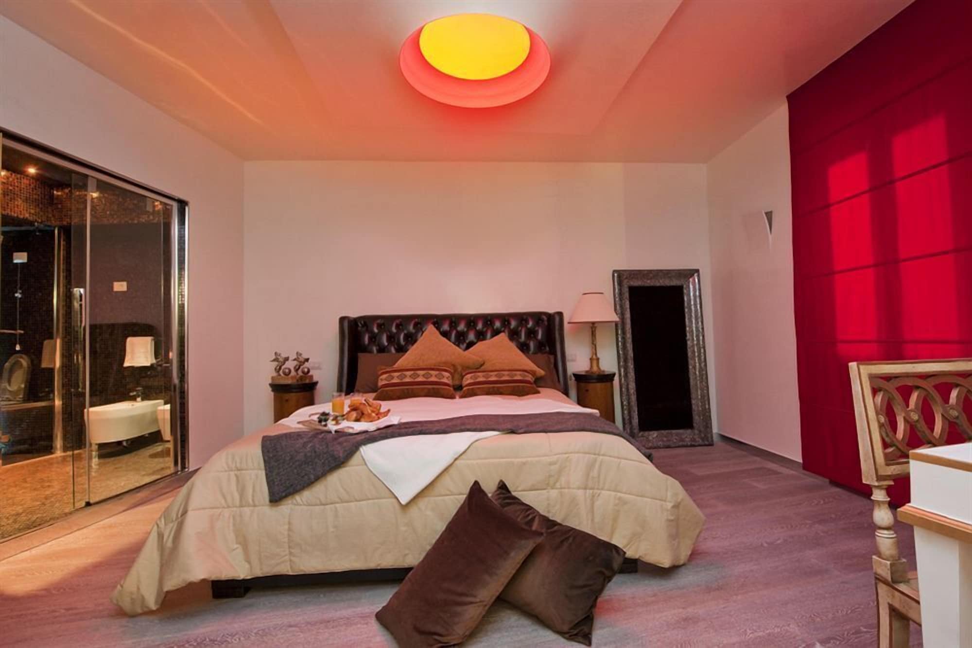 DELUXE, DOUBLE BED