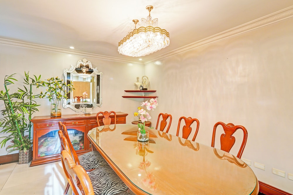 Townhouse OAK Makati Manila Near PNR Pasay Evangelista formerly VIP Suites 43/47