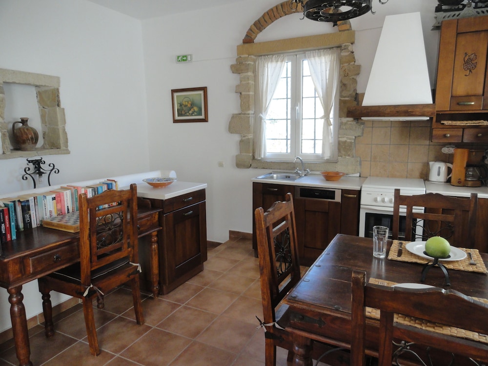Phaestias Villas 8/22