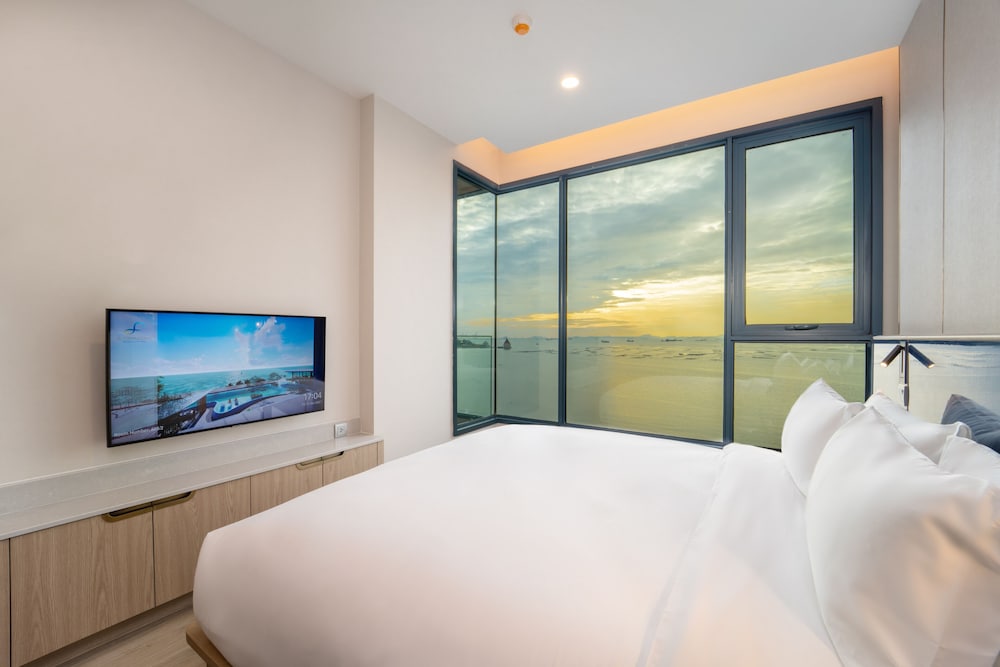 1 BEDROOM, SUITE