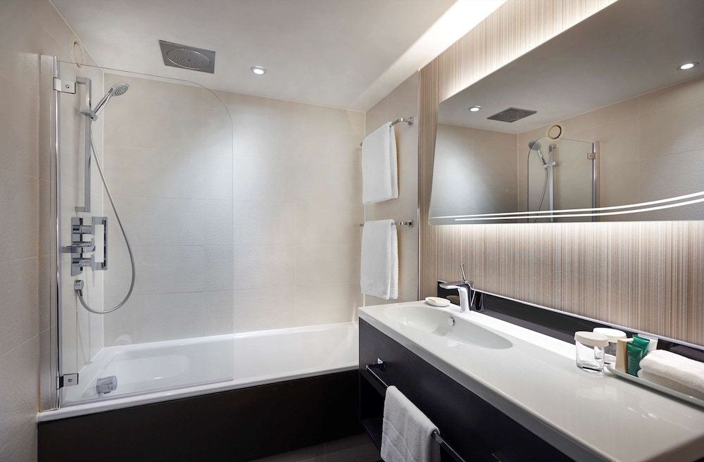 Hilton London Heathrow Airport 24/81