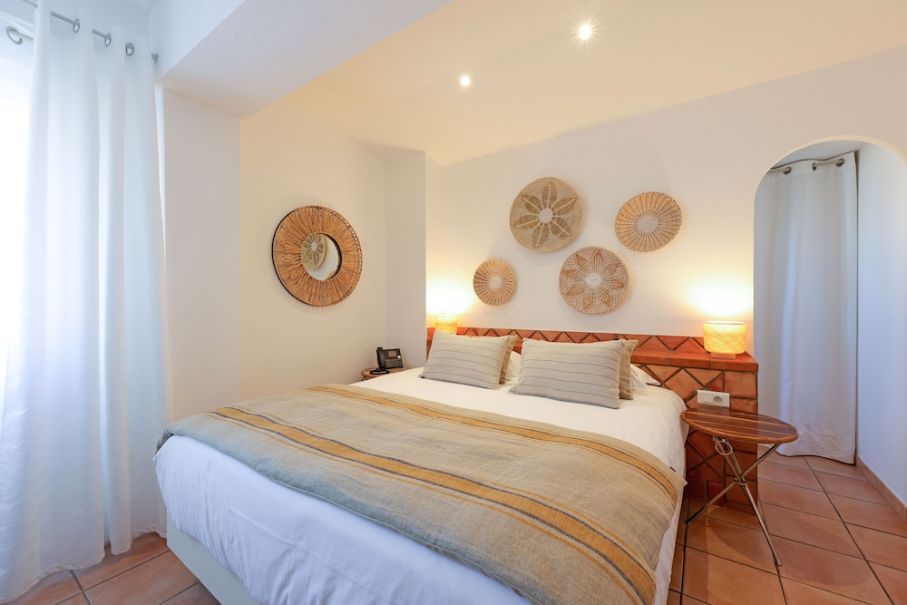 Standard, Queen Bed, City or Country View