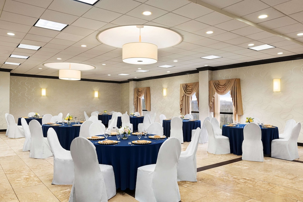 Garner Hotel Totowa by IHG 62/74