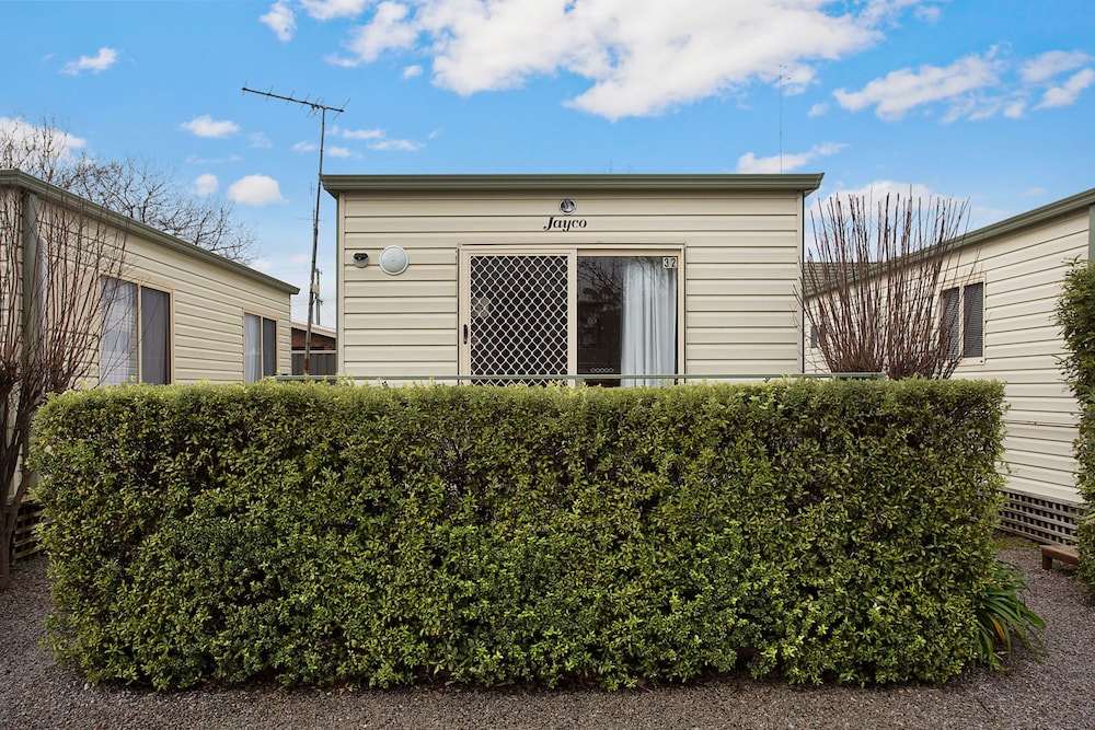 LAKE HAMILTON MOTOR VILLAGE AND CARAVAN PARK 36/50