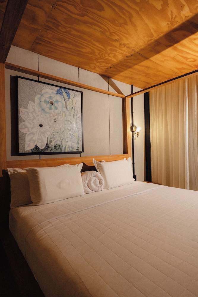 Suite, King Bed, Garden Side