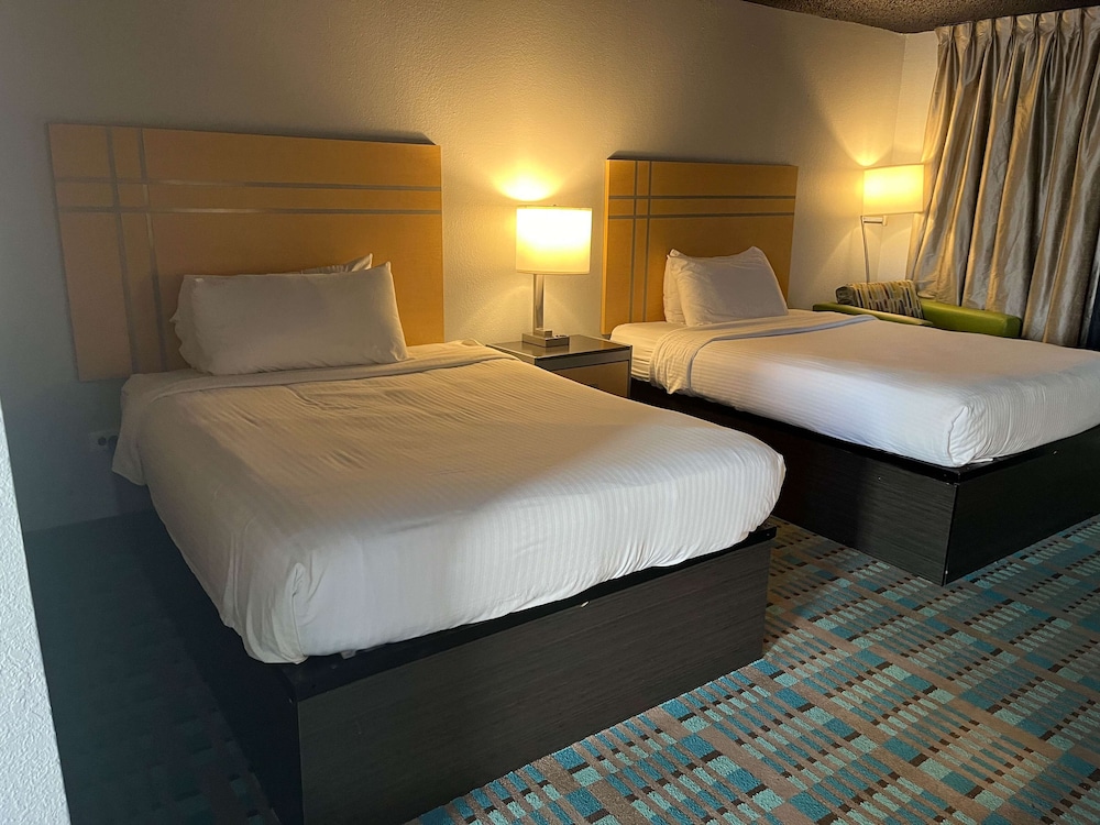 STANDARD, 2 QUEEN BEDS