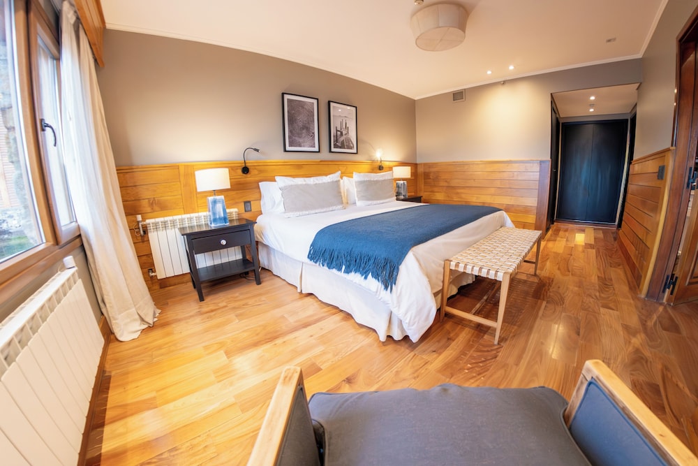 Senior, Suite, Queen Bed, Canal View