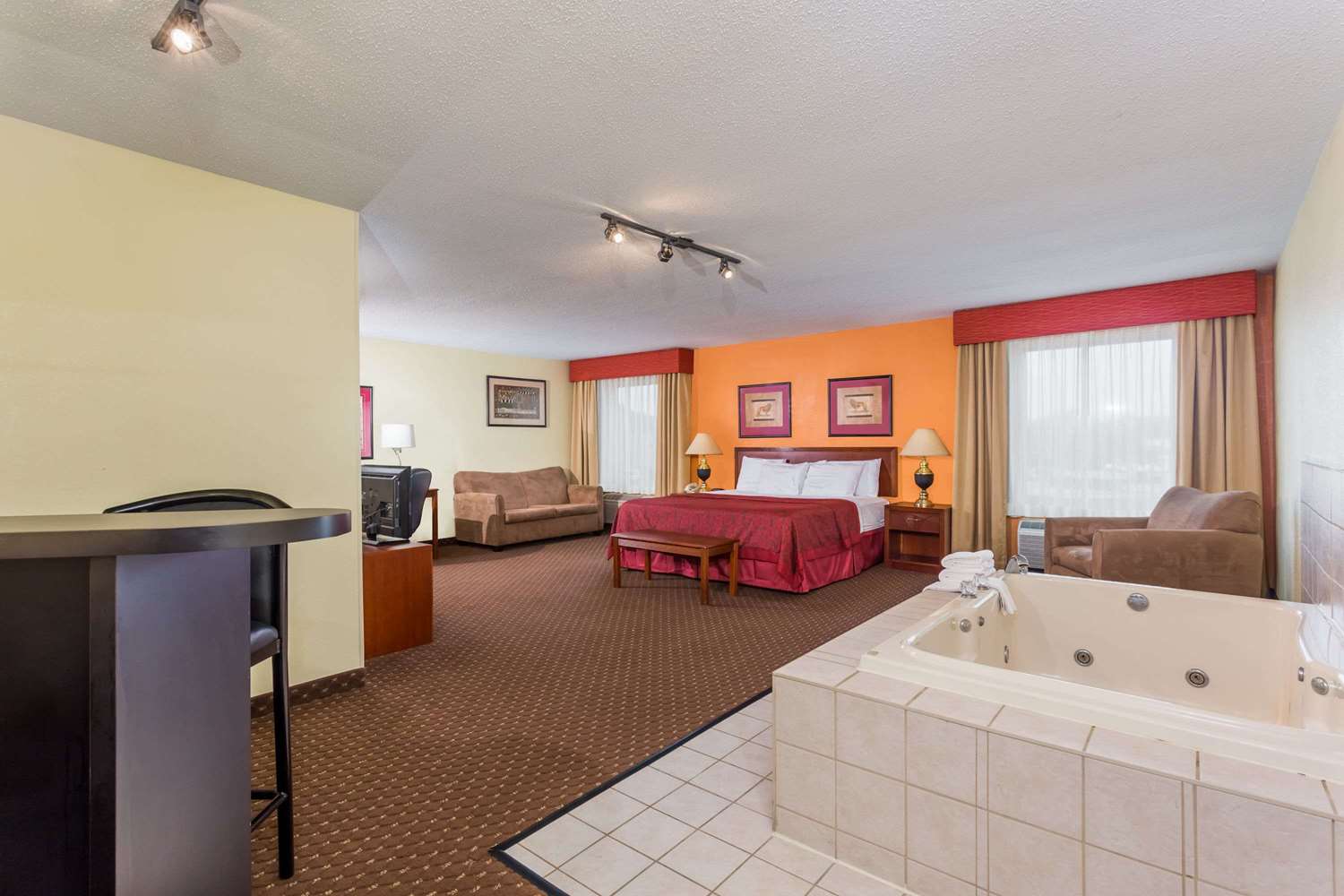 Days Inn Suites By Wyndham Bloomington Normal Il 45/45