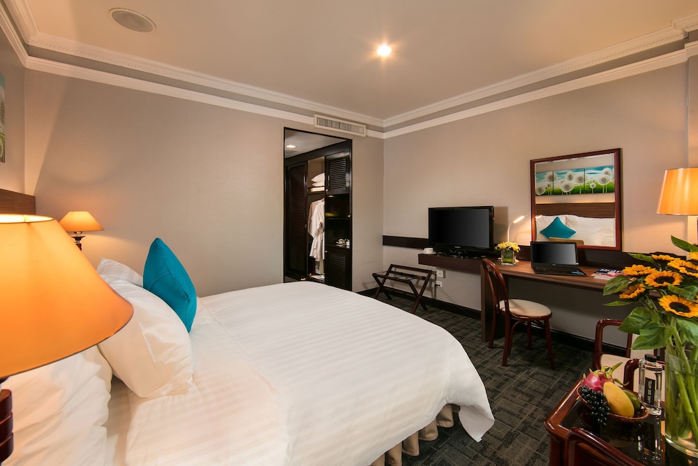 Lake Side Hotel 18/63