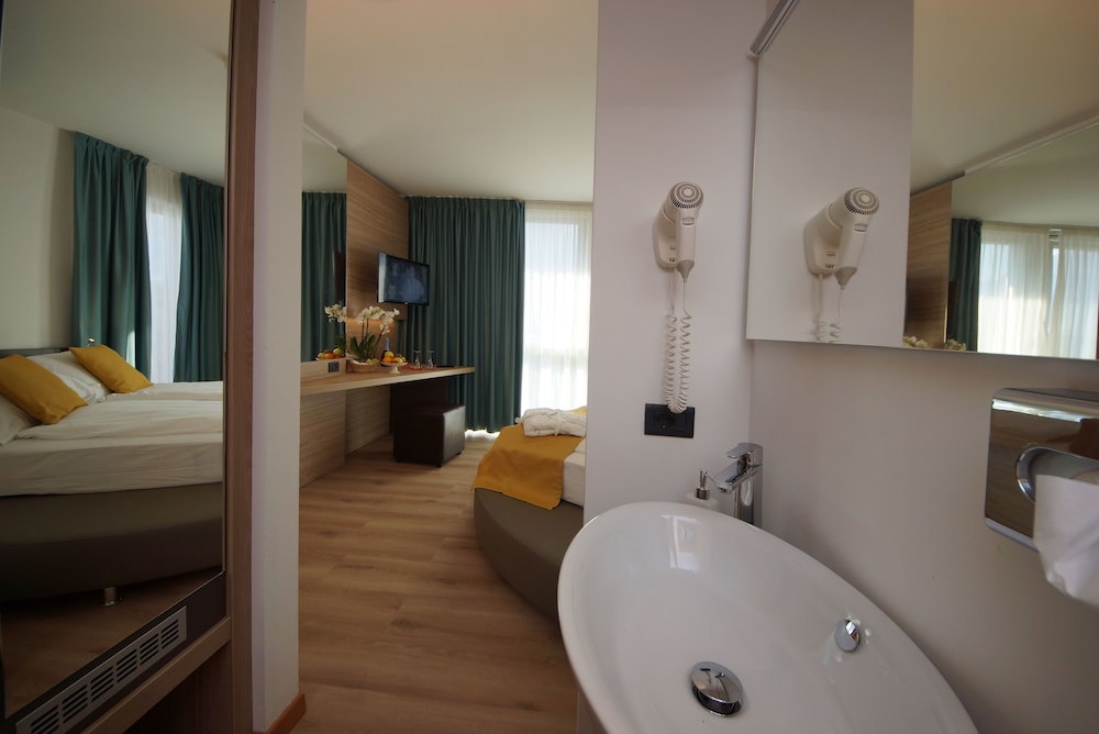Hotel Ambassador Suite 27/73