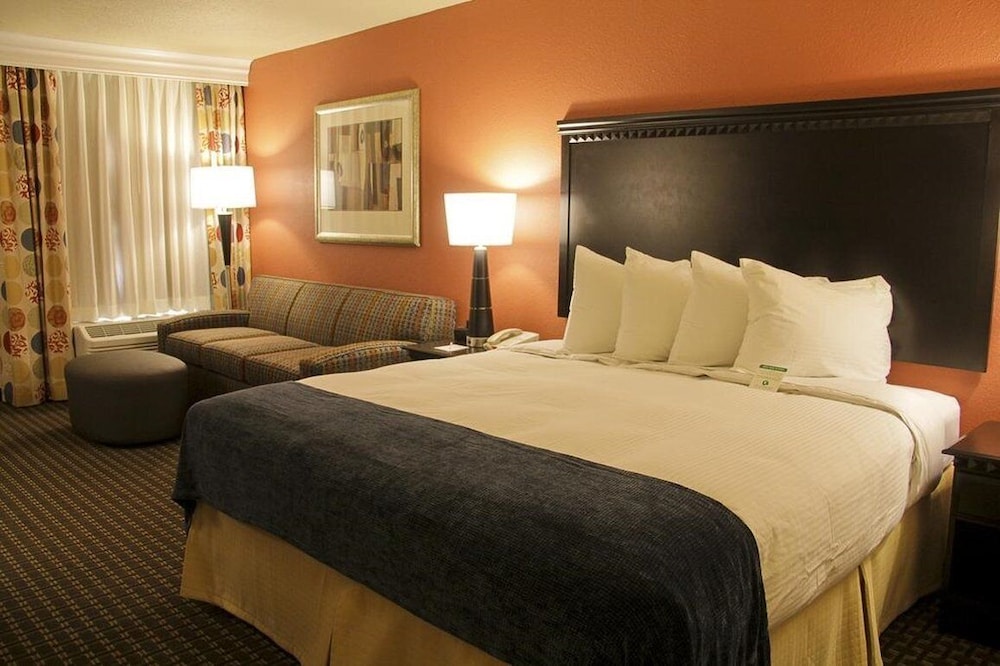 Decatur Conference Center Hotel 9/42