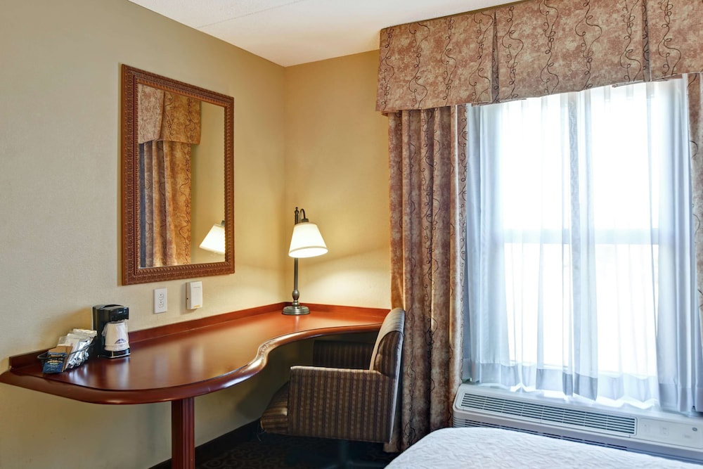 Hampton Inn & Suites Fredericksburg-at Celebrate Virginia 17/39